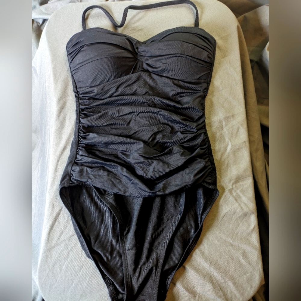 LA BLANCA One piece swimsuit, Black, size 4